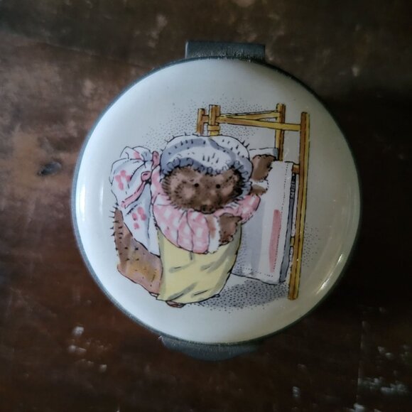 Vintage Mrs. Tiggy Winkle Beatrix Potter Crummles Enamel Hinged Pill Box - Picture 1 of 8